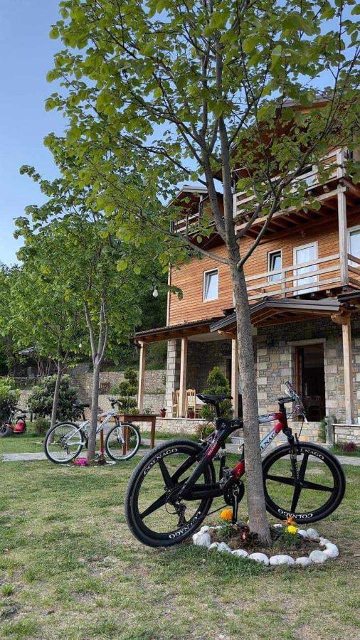 Bujtina Dini Hotel Rubik Exterior photo