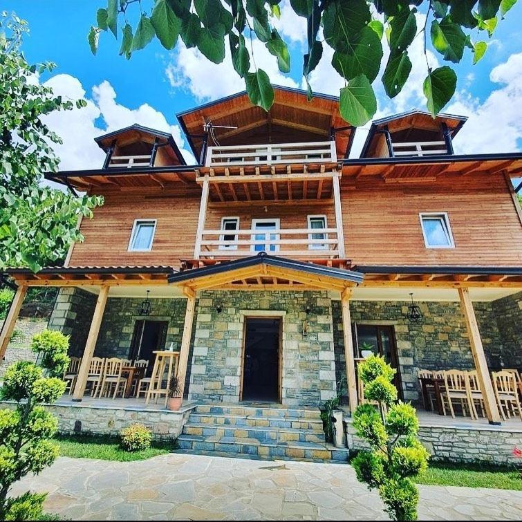 Bujtina Dini Hotel Rubik Exterior photo