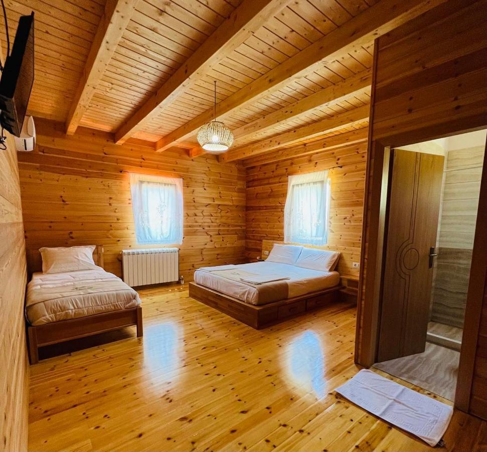 Bujtina Dini Hotel Rubik Exterior photo