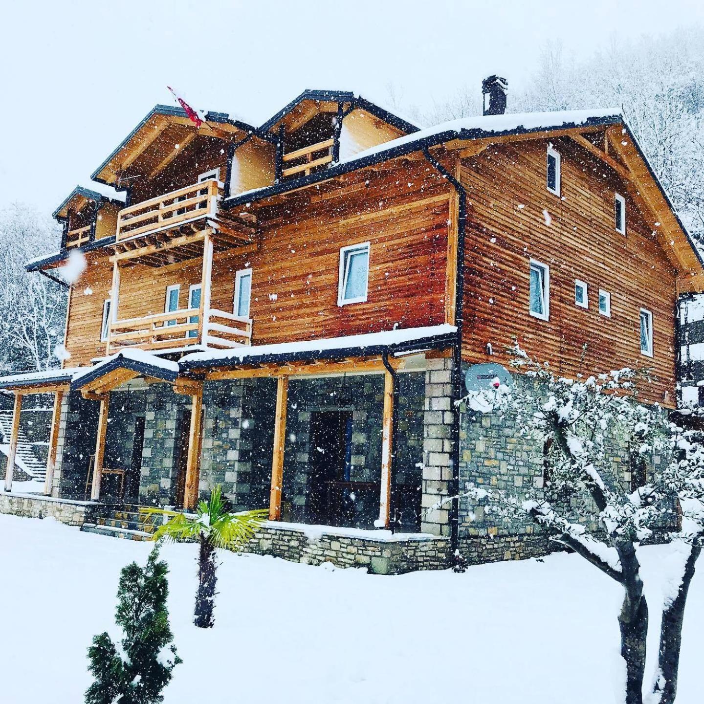 Bujtina Dini Hotel Rubik Exterior photo